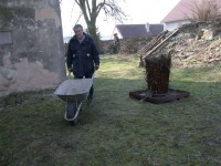 /album/fotogalerie-dobrovolna-akce-jarni-uklid-kolem-svarovskeho-kostela-sv-lukase/brigada-21-3-2015-kostel-svarov-023-jpg1/